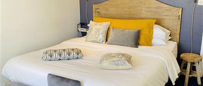 Double room with sea view and balcony at the 3 star hotel Face aux Flots, charming hotel with swimming pool and lounge bar on Oleron Island