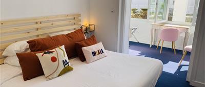 Double room with pool view and loggia at the 3 star hotel Face aux Flots, charming hotel with pool and lounge bar on the island of Oléron
